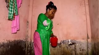 Amateur sexi village girl take open bath Video