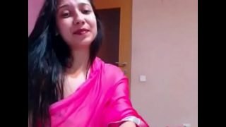 रात में नींद से उठकर चूत को सहलाकर सुलाती चुदासी लड़की Video